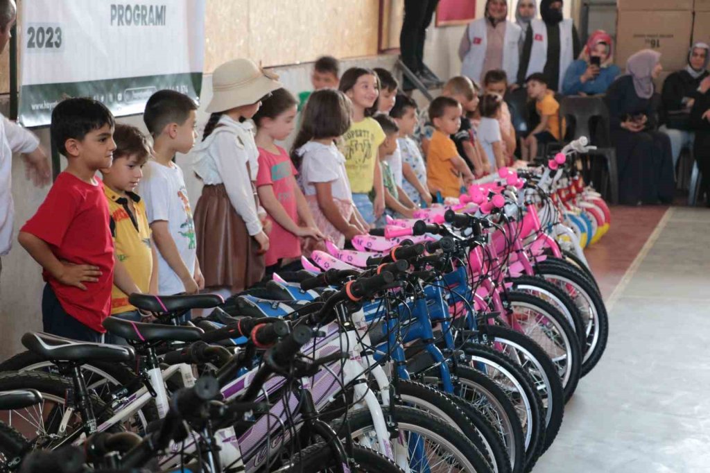 Yetim çocuklarına bisiklet hediyesi