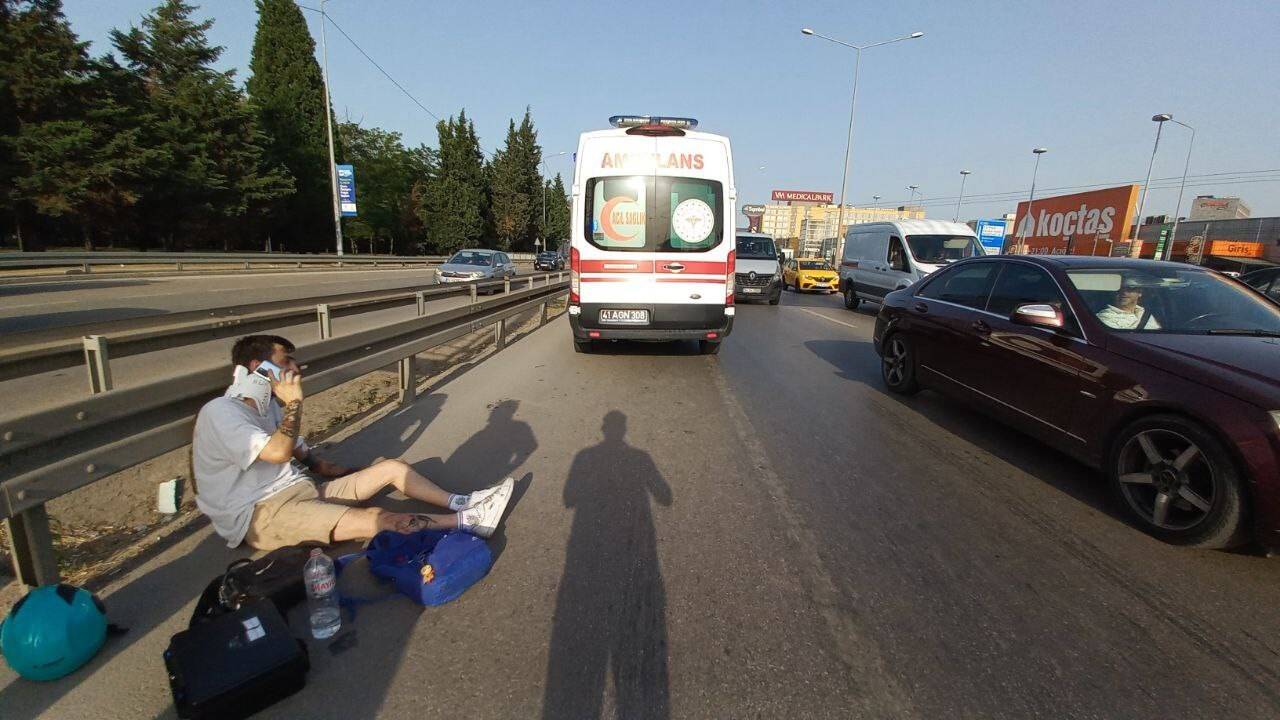 Otomobile çarpmamak için manevra yapınca yola savruldu: 2 yaralı