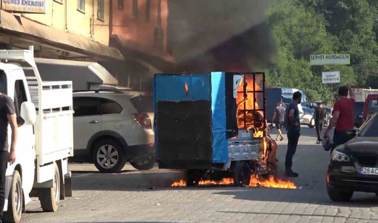 Kağıt toplayıcısı grupla esnaf arasında arbede