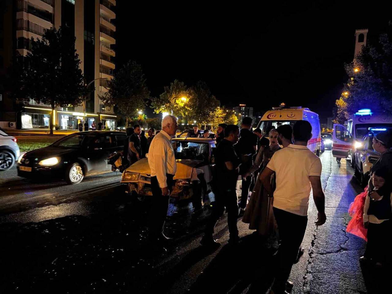 Düğün konvoyunda 3 araç kazaya karıştı