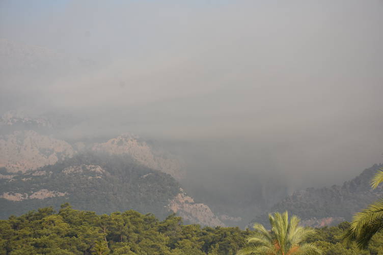 Antalya'nın Kemer ilçesindeki orman yangını devam ediyor