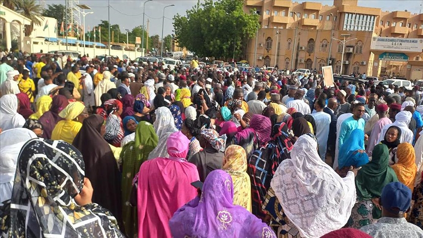 Nijer'de halk sokağa indi