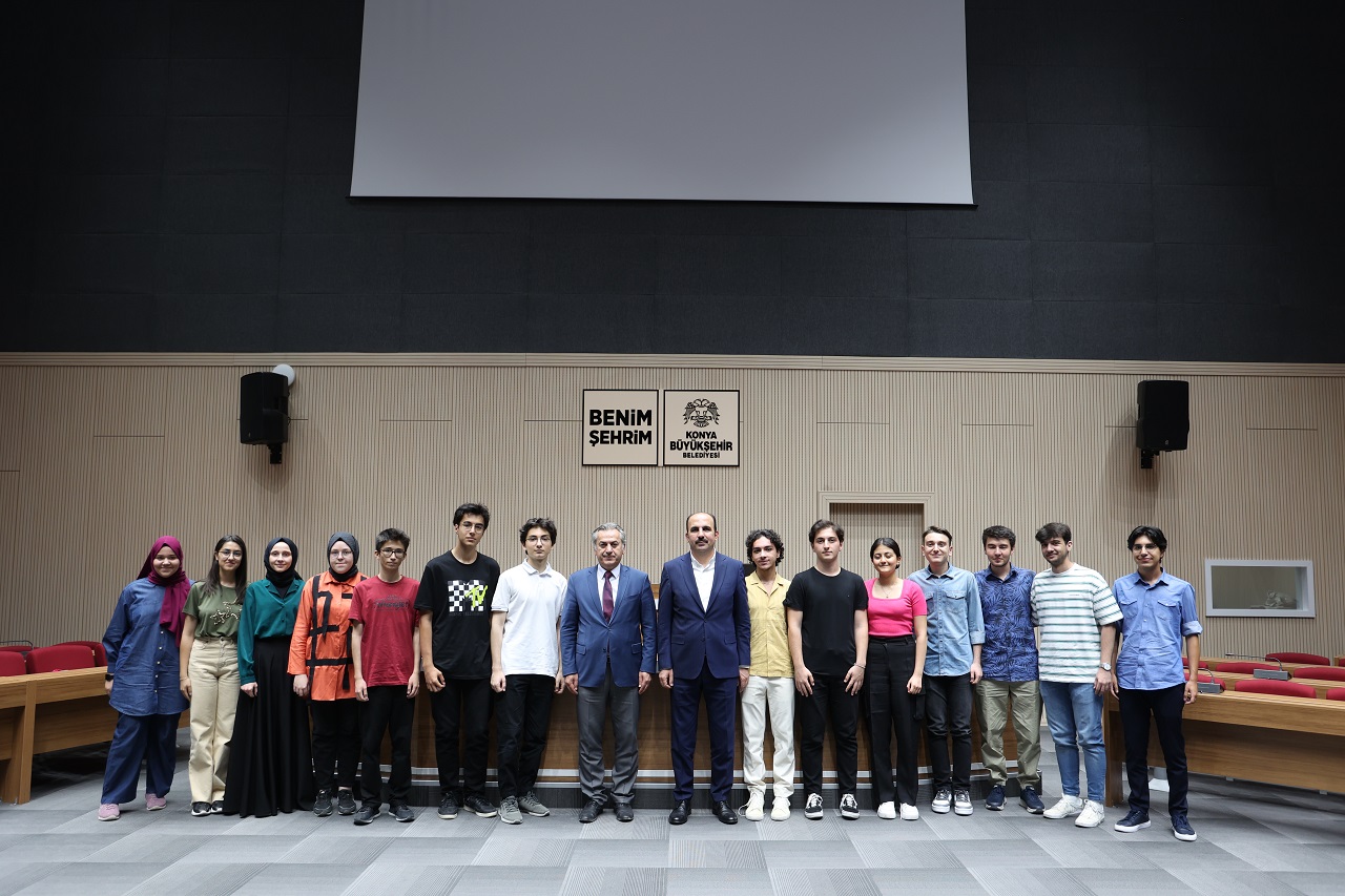 Başkan Altay YKS’de ilk 100’e giren Konyalı öğrencilerle buluştu