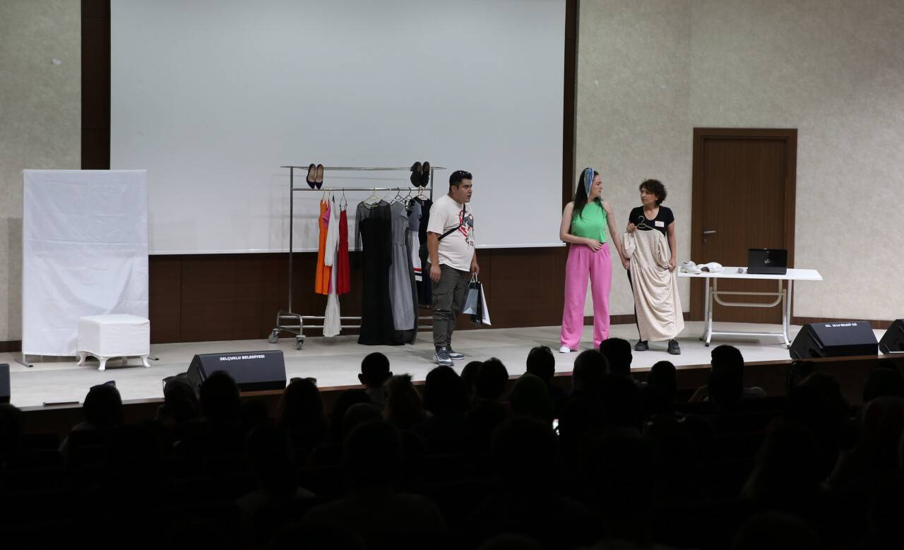 Konya'da hastalar ile sağlık personellerinden tiyatro gösterisi