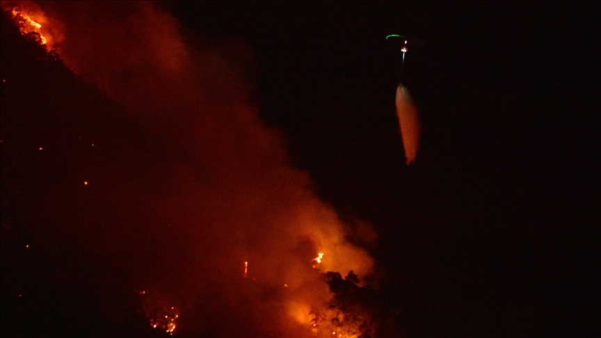 Kemer 'deki orman yangınına gece görüşlü helikopterlerle müdahale ediliyor