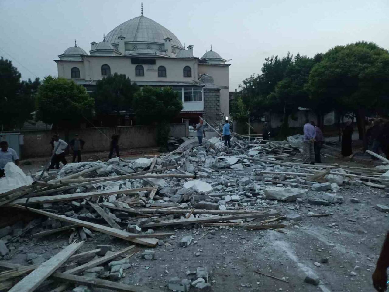 Şiddetli rüzgar caminin minaresini yıktı