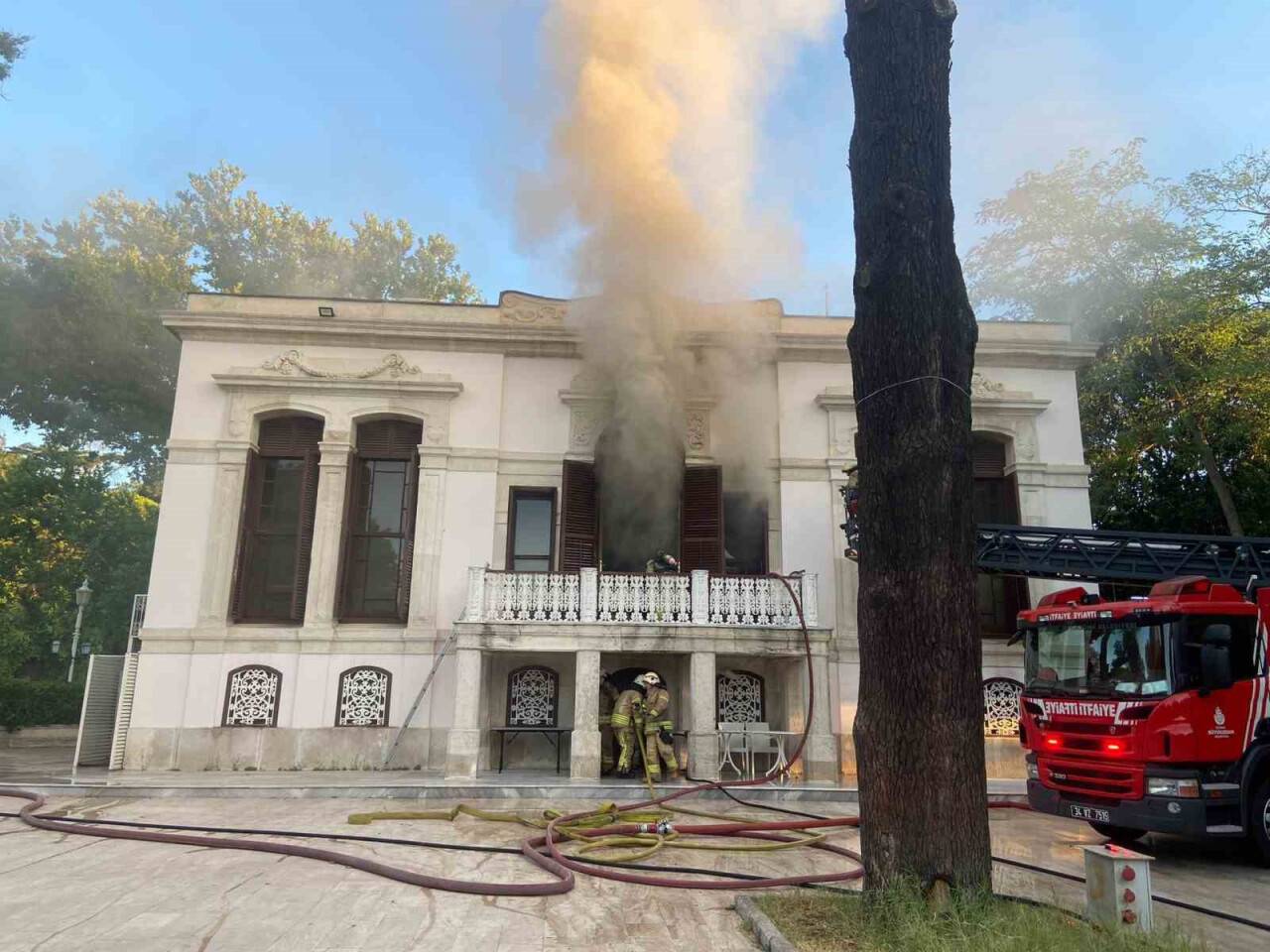 Restoran olarak kullanılan tarihi köşkte yangın