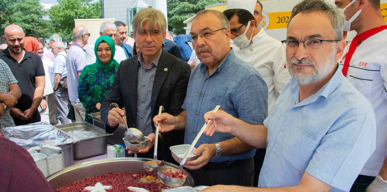 Selçuk Üniversitesinde geleneksel aşure ikramı yapıldı