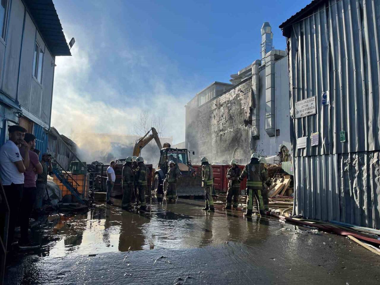 Geri dönüşüm deposunda korkutan yangın