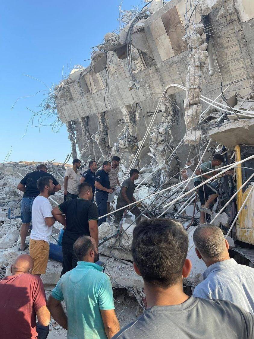 İş makinesinin üzerine bina çöktü: 1 yaralı