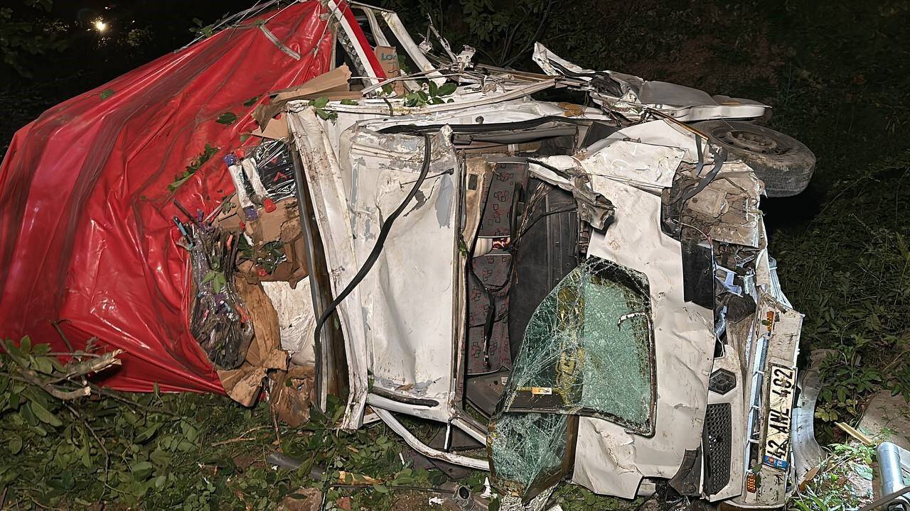 Kamyon dere yatağına uçtu