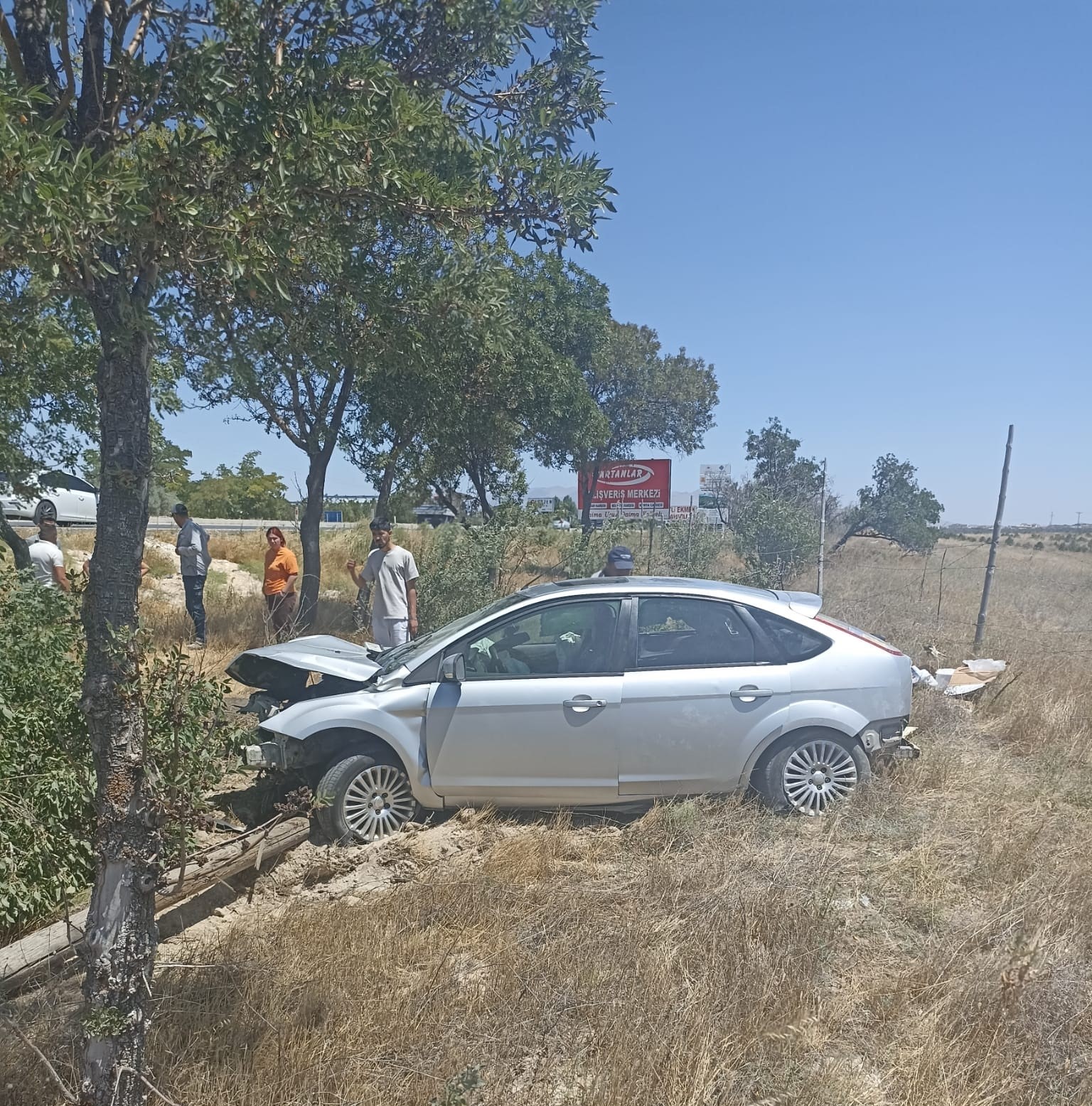 Konya'da otomobil ağaca çarptı: 5 yaralı