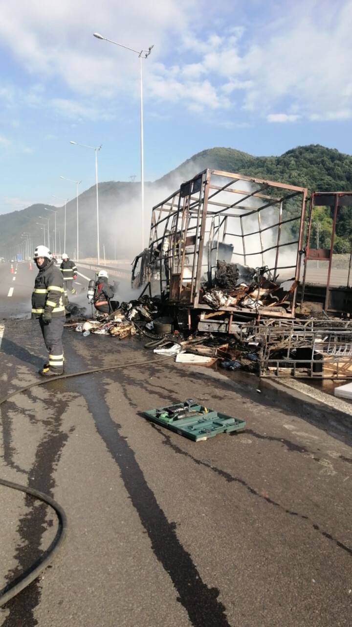 Nakliye kamyonu alev aldı