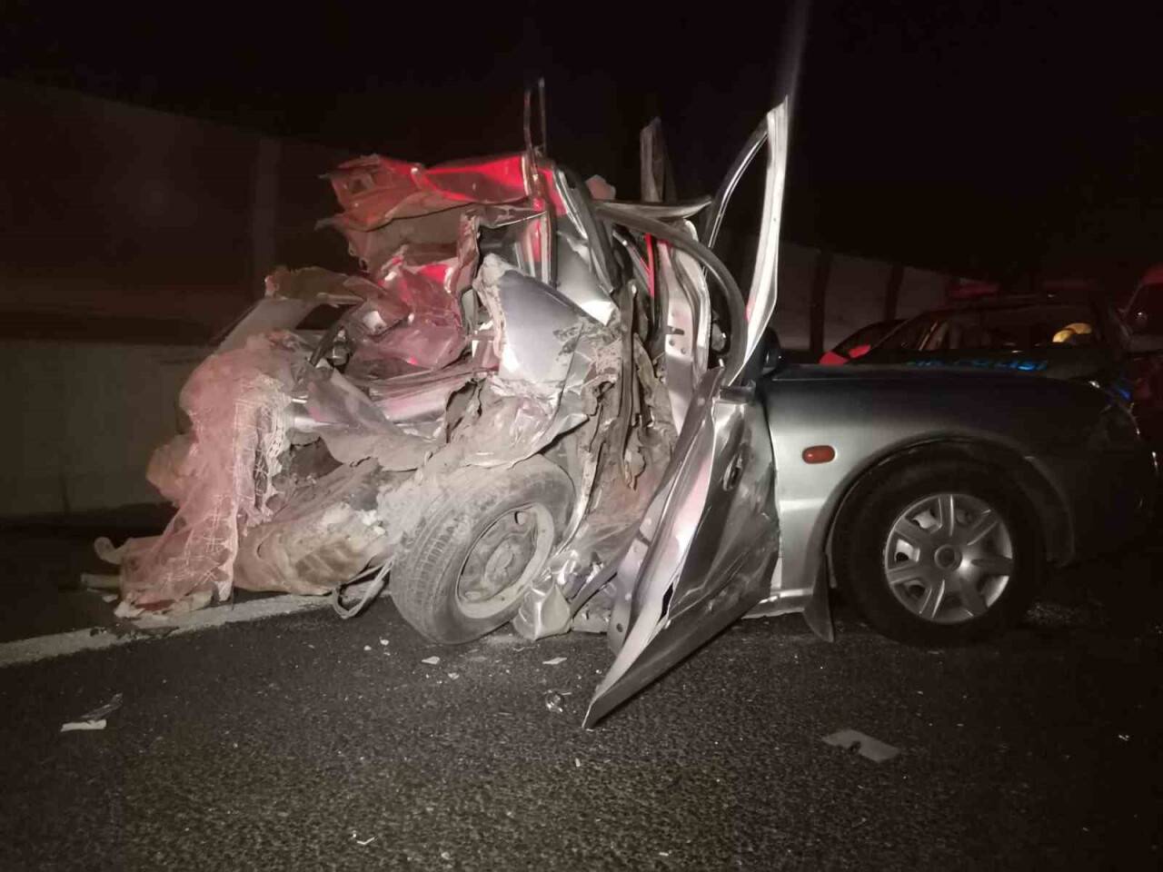 Kamyon otomobile arkadan çarptı