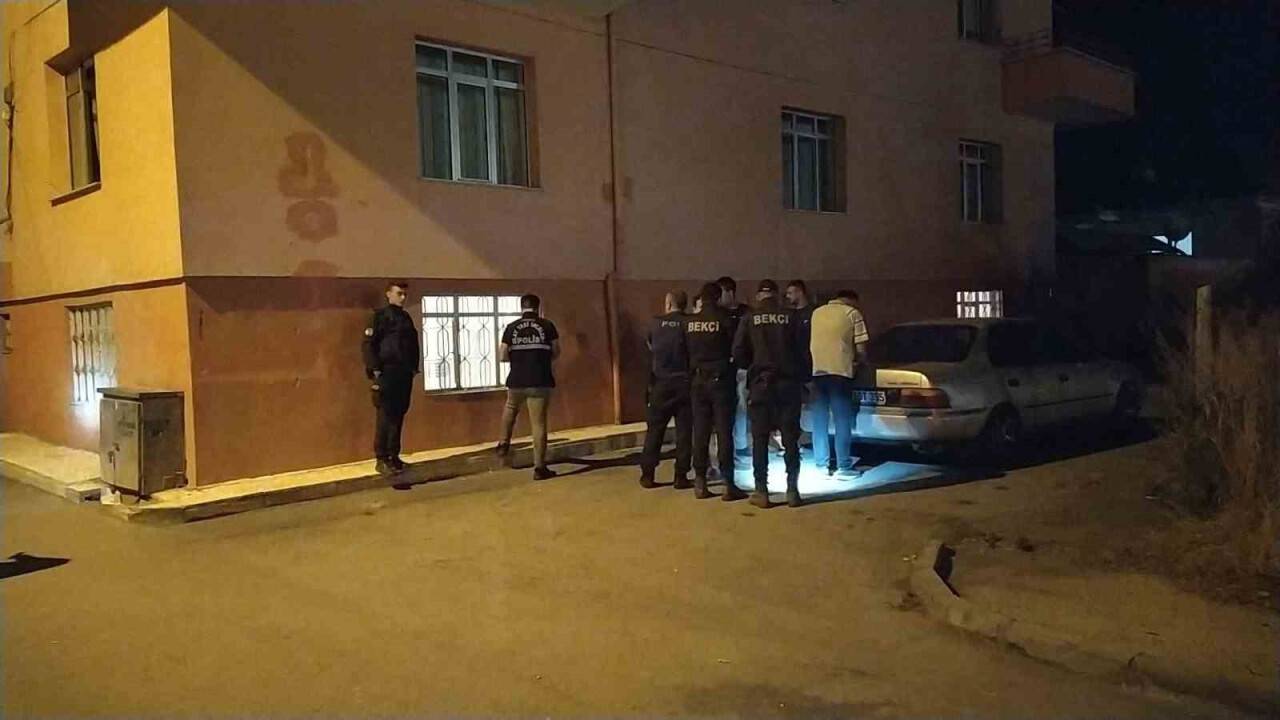 Şehir magandaları husumetli olduğu kişinin evine saldırdı