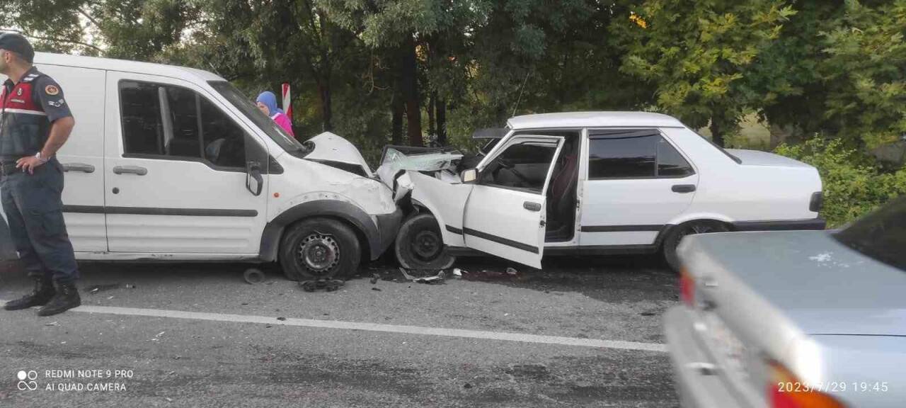 İki araç kafa kafaya çarpıştı