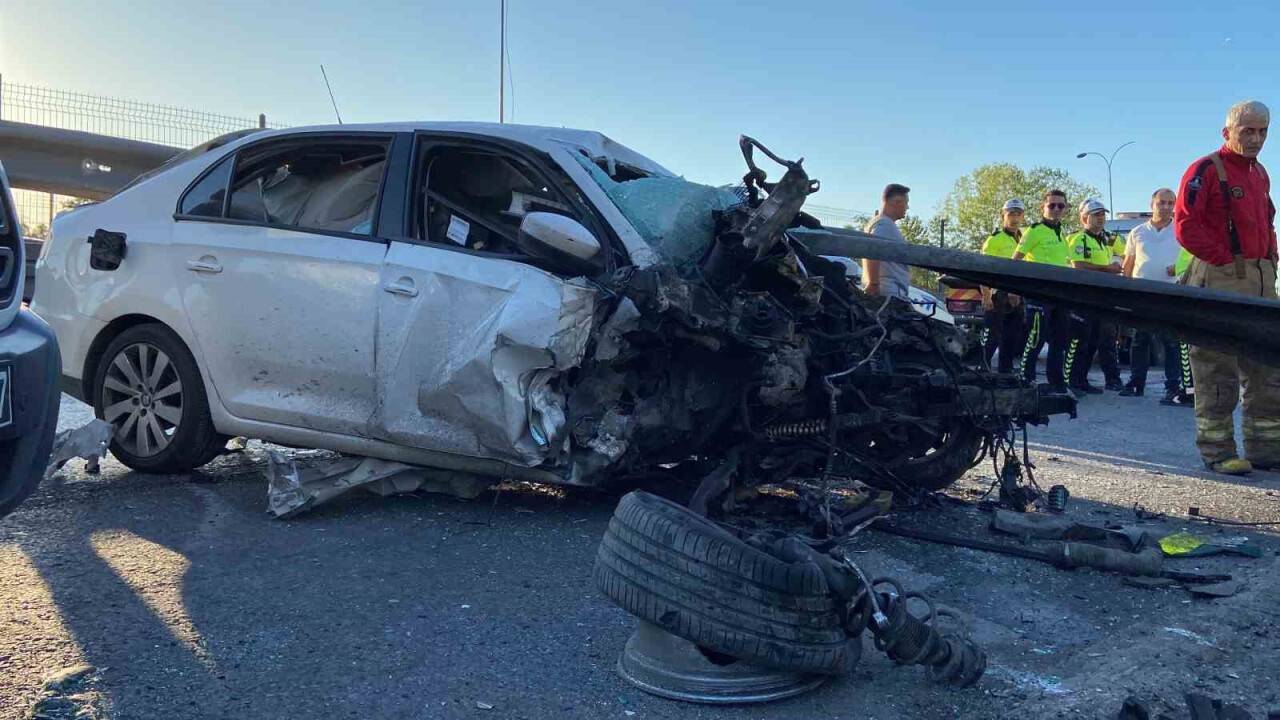 Otomobil bariyere saplandı