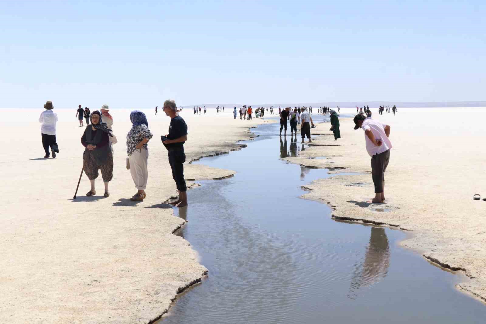 Tuz Gölü’nde yürüme turizmi sahilleri aratmıyor