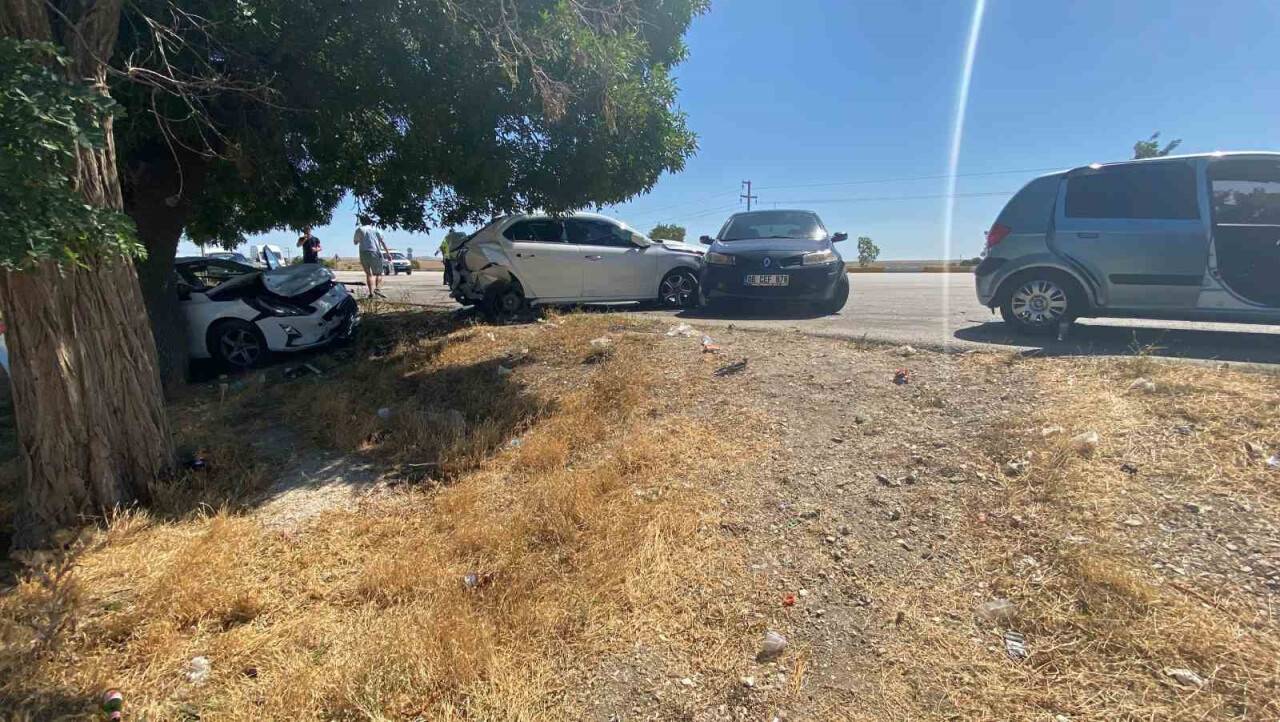 Konya'da kontrolden çıkan otomobil 3 araca çarptı: 8 yaralı