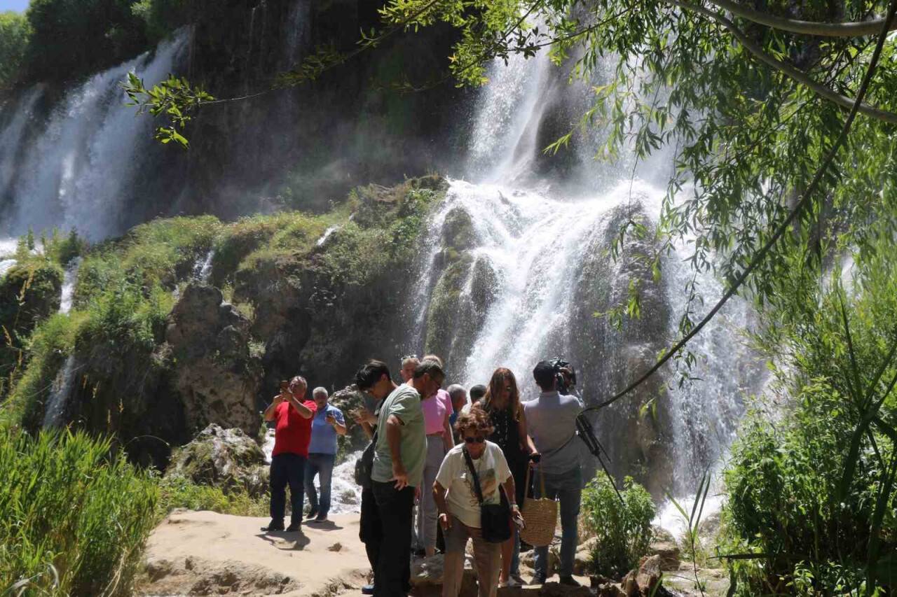 Girlevik Şelalesi ziyaretçi akınına uğradı