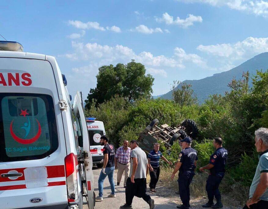 Traktör devrildi: 1’i ağır 2 yaralı