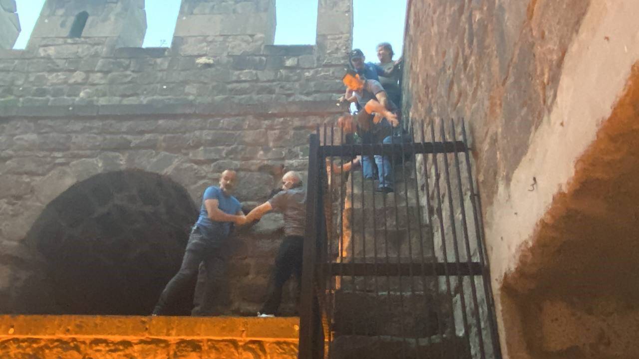 İntihar etmek için sura çıktı