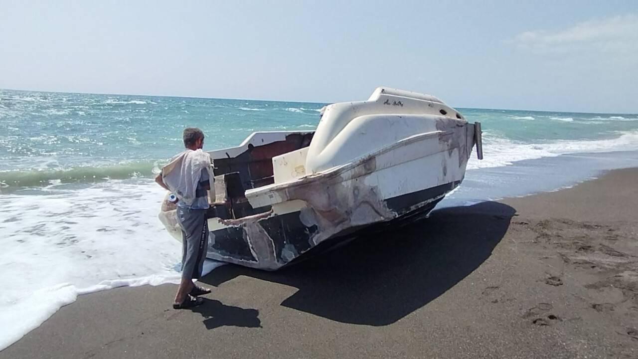 Terk edilmiş tekne karaya vurdu