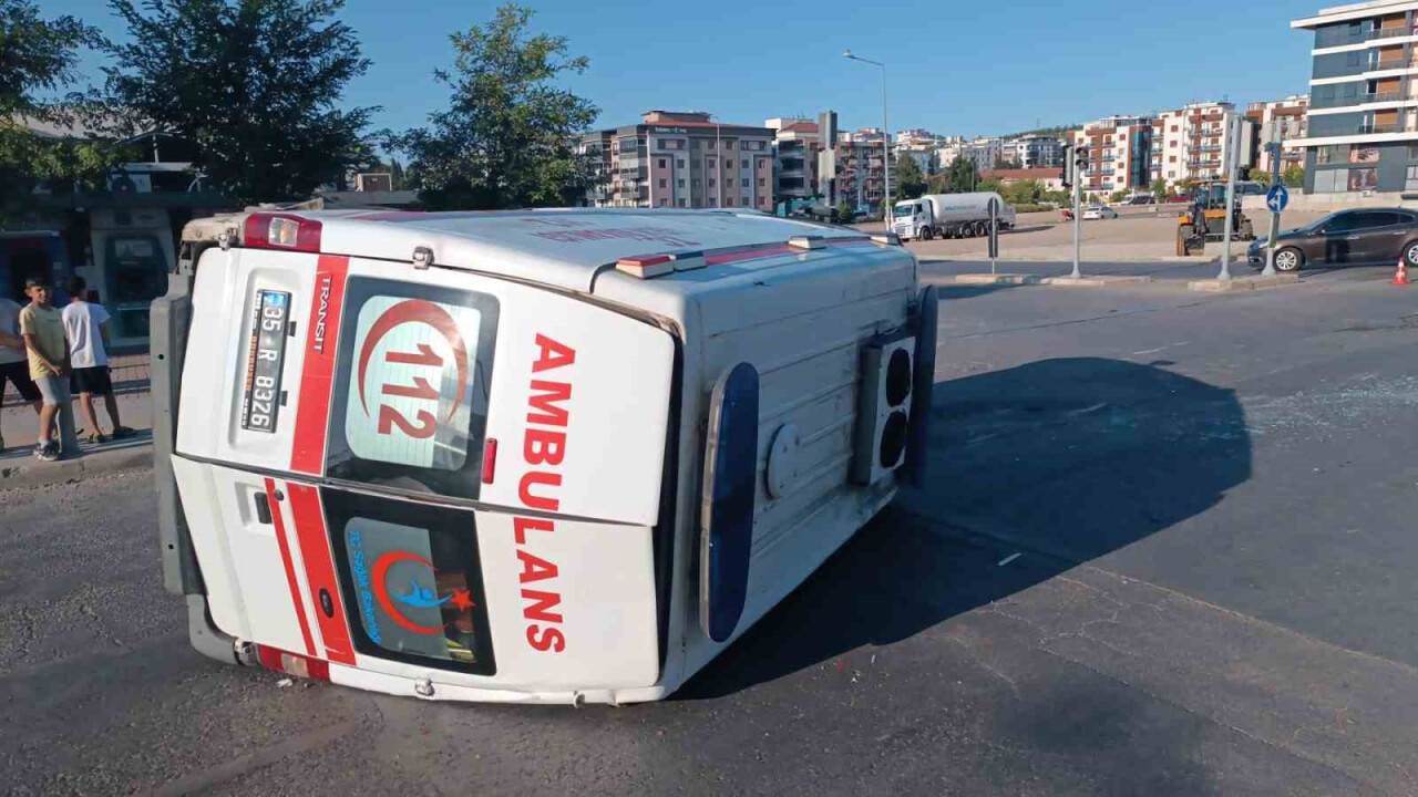 Ambulans ile kamyonet çarpıştı: 3 yaralı