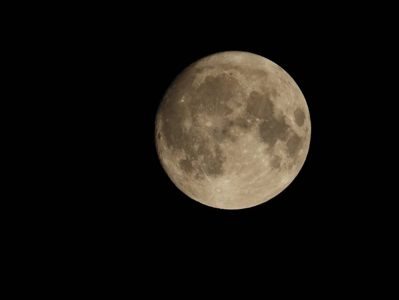 ‘Süper Ay’ kartpostallık görüntü oluşturdu