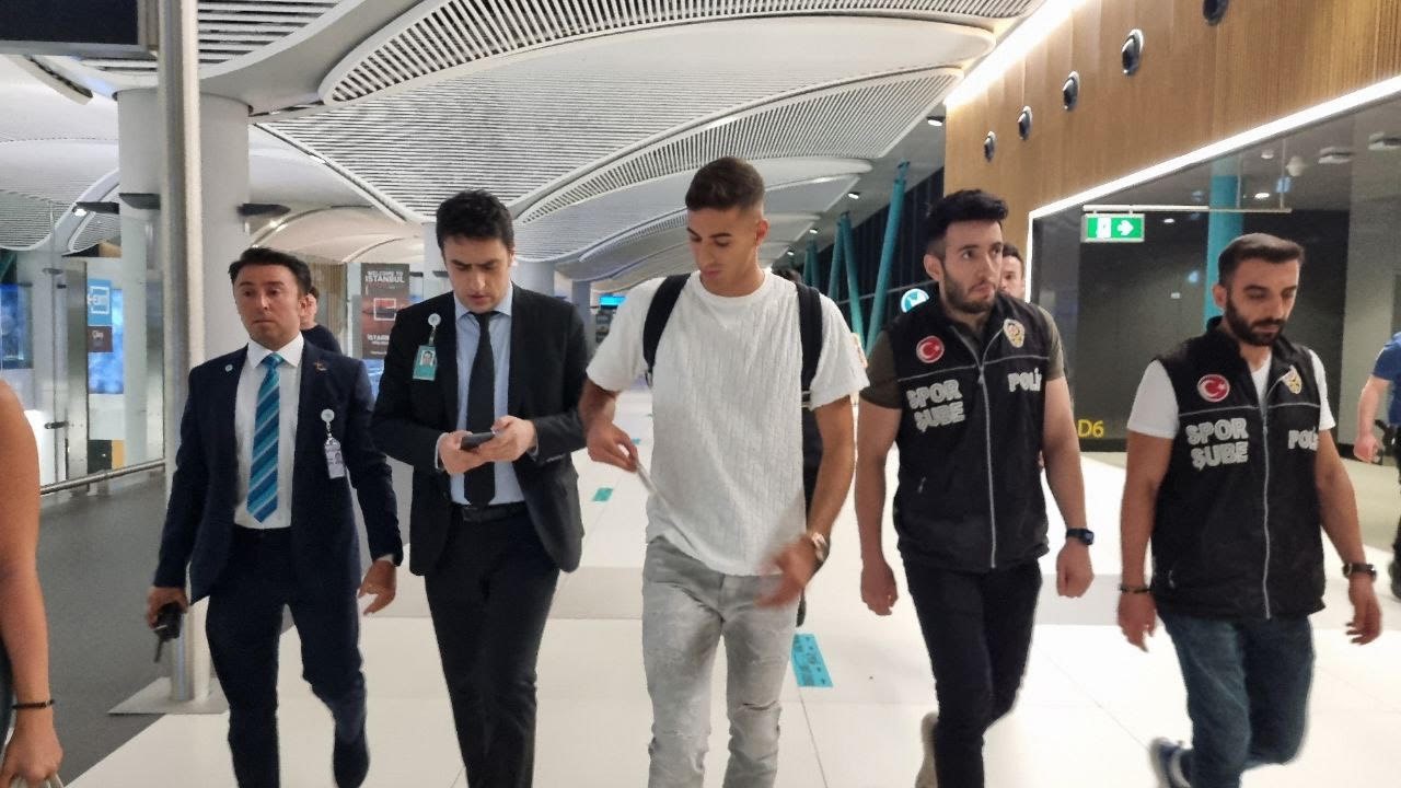 Fenerbahçe’nin yeni transferi Mert Müldür, İstanbul’a geldi