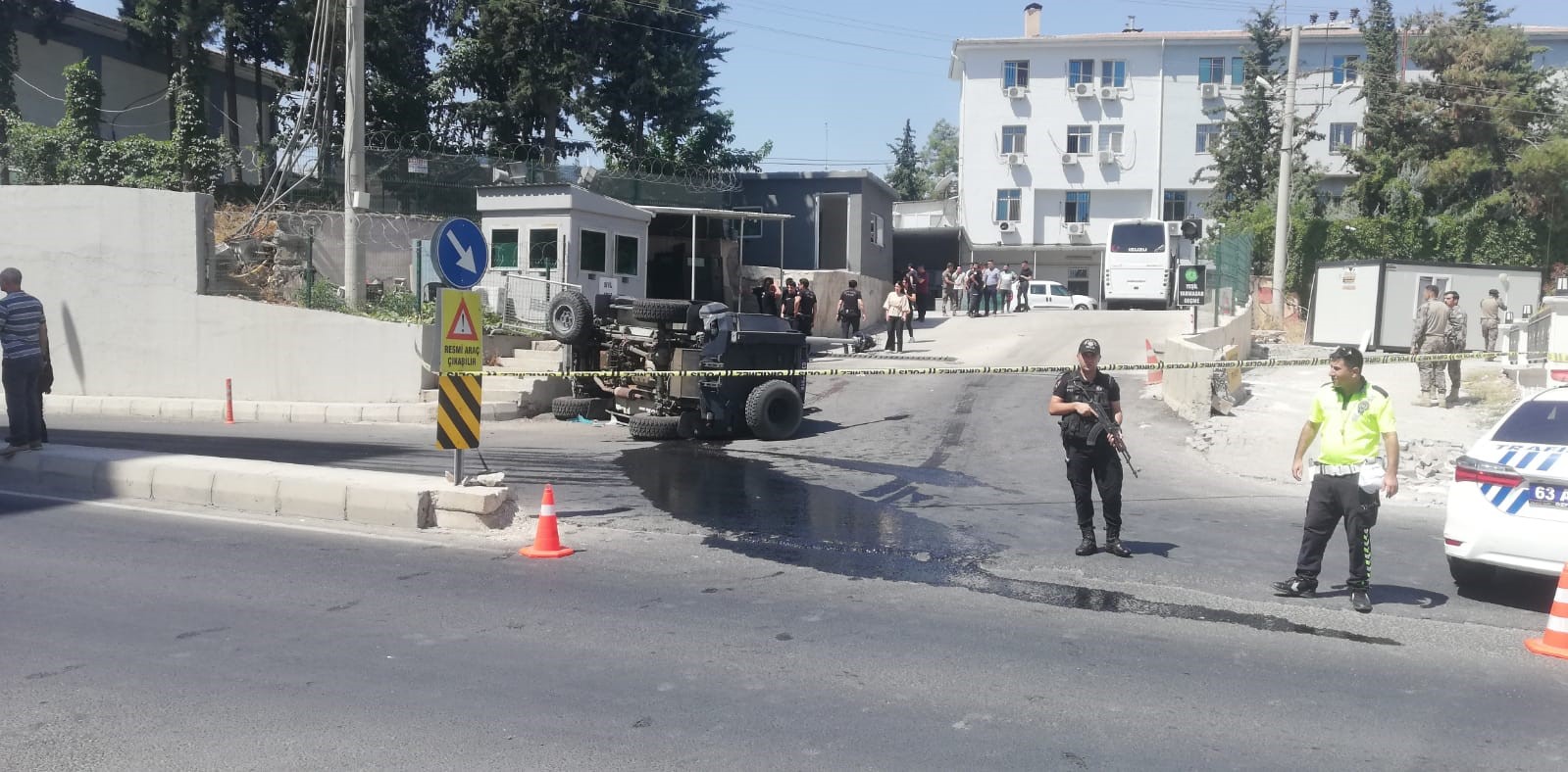 Şanlıurfa’nın Karaköprü ilçesinde zırhlı polis aracı devrildi