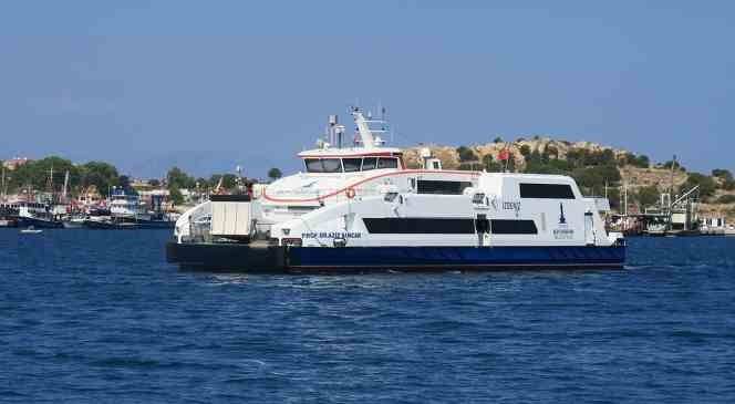 İzmir'de yolcusu bulunmayan vapur makine arızası sonucu karaya çarptı