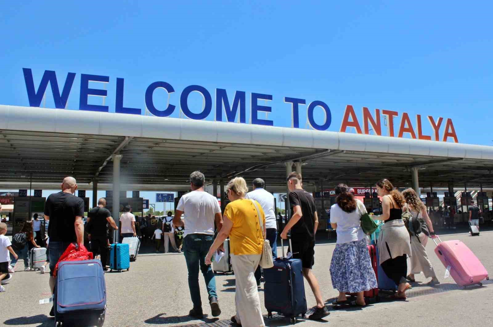 Antalya'da turist rekoru kırılıyor