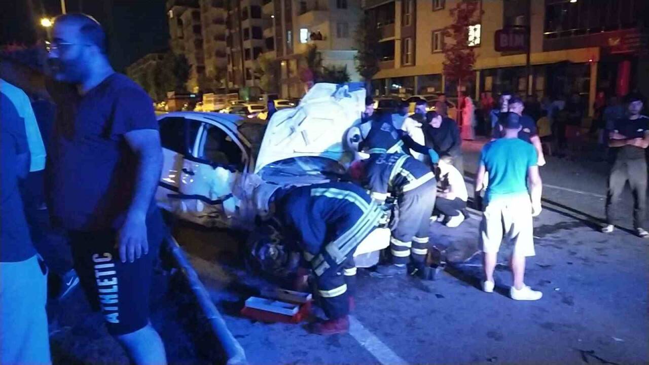 Kontrolden çıkan otomobil orta refüje çarptı