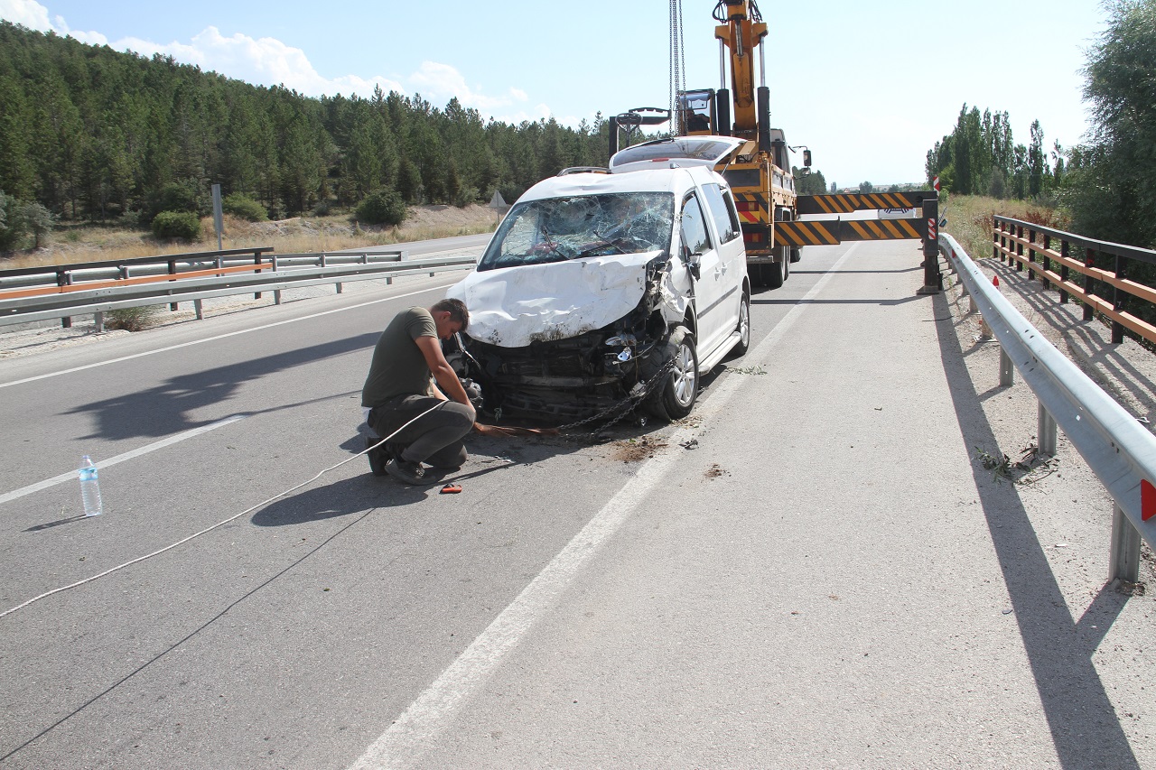 Konya'da dereye düşen hafif ticari araçtaki 3 kişi yaralandı