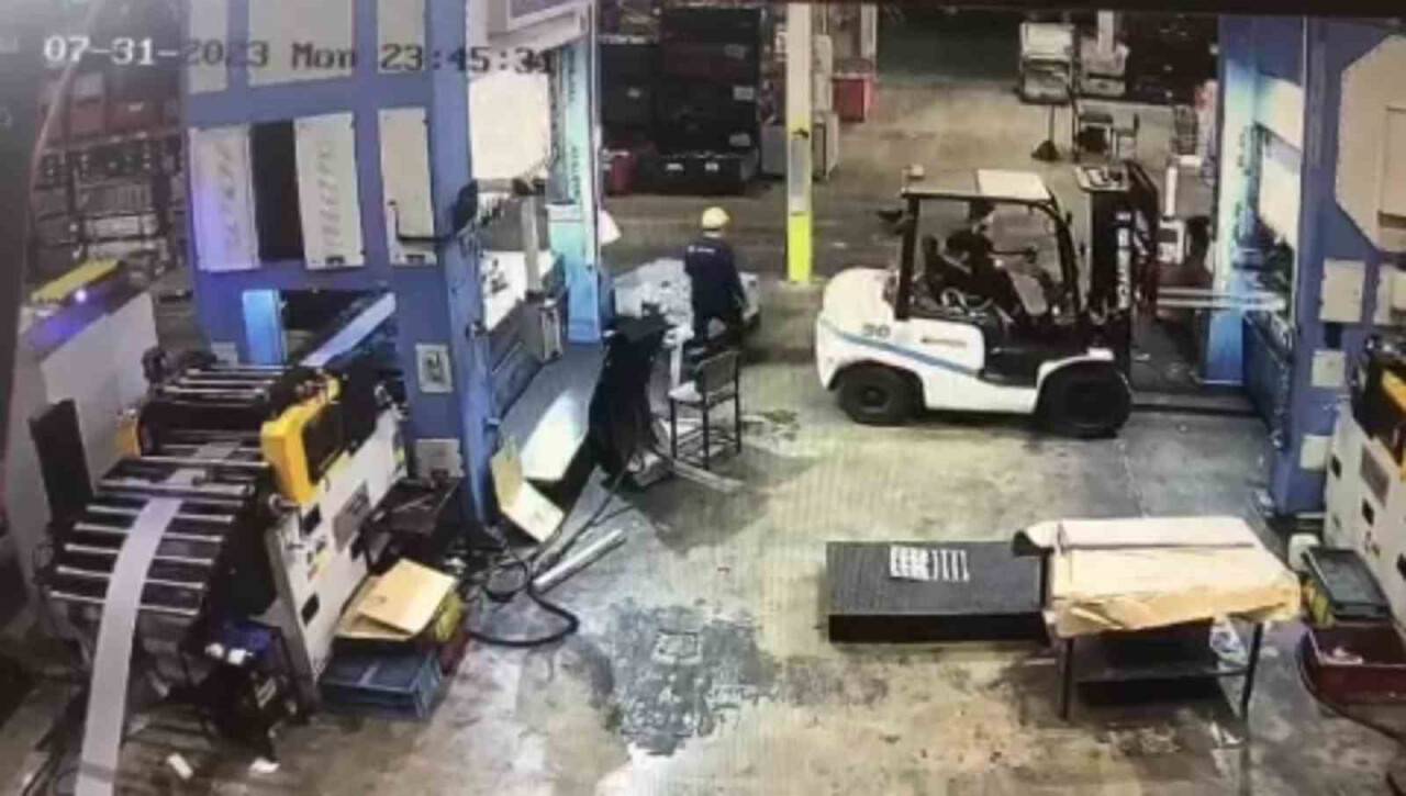 Forkliftin geri manevrasıyla sıkışan işçi hayatını kaybetti