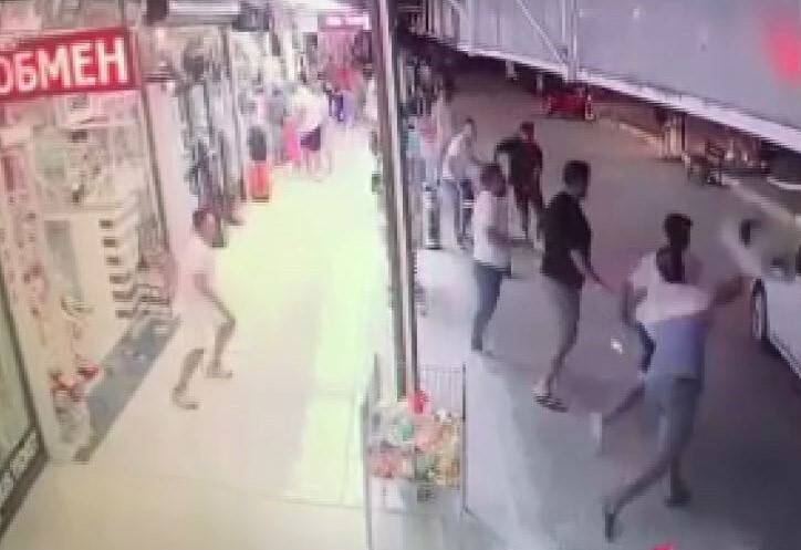 Üzerlerine araba sürülen esnaf taburelerini kınından çekti