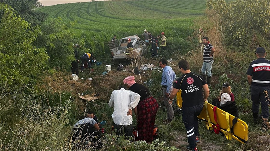 Bursa'da tarım işçilerini taşıyan araç kaza yaptı, 3 kişi öldü, 11 kişi yaralandı