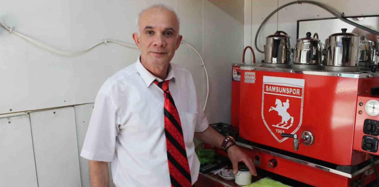 20 yıldır kravatla çay dağıtıyor