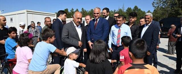 Bakan Ersoy, konteyner kentte yaşayan depremzedeleri ziyaret etti