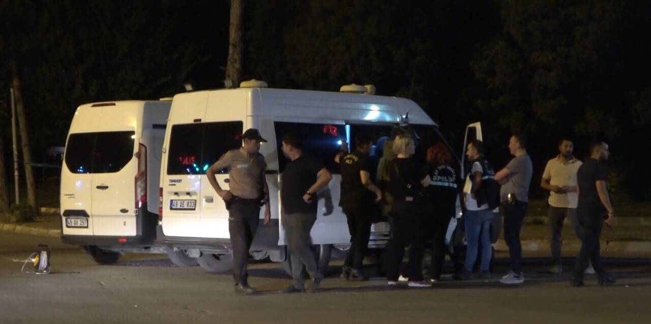 Şüpheli paket fünye ile patlatıldı