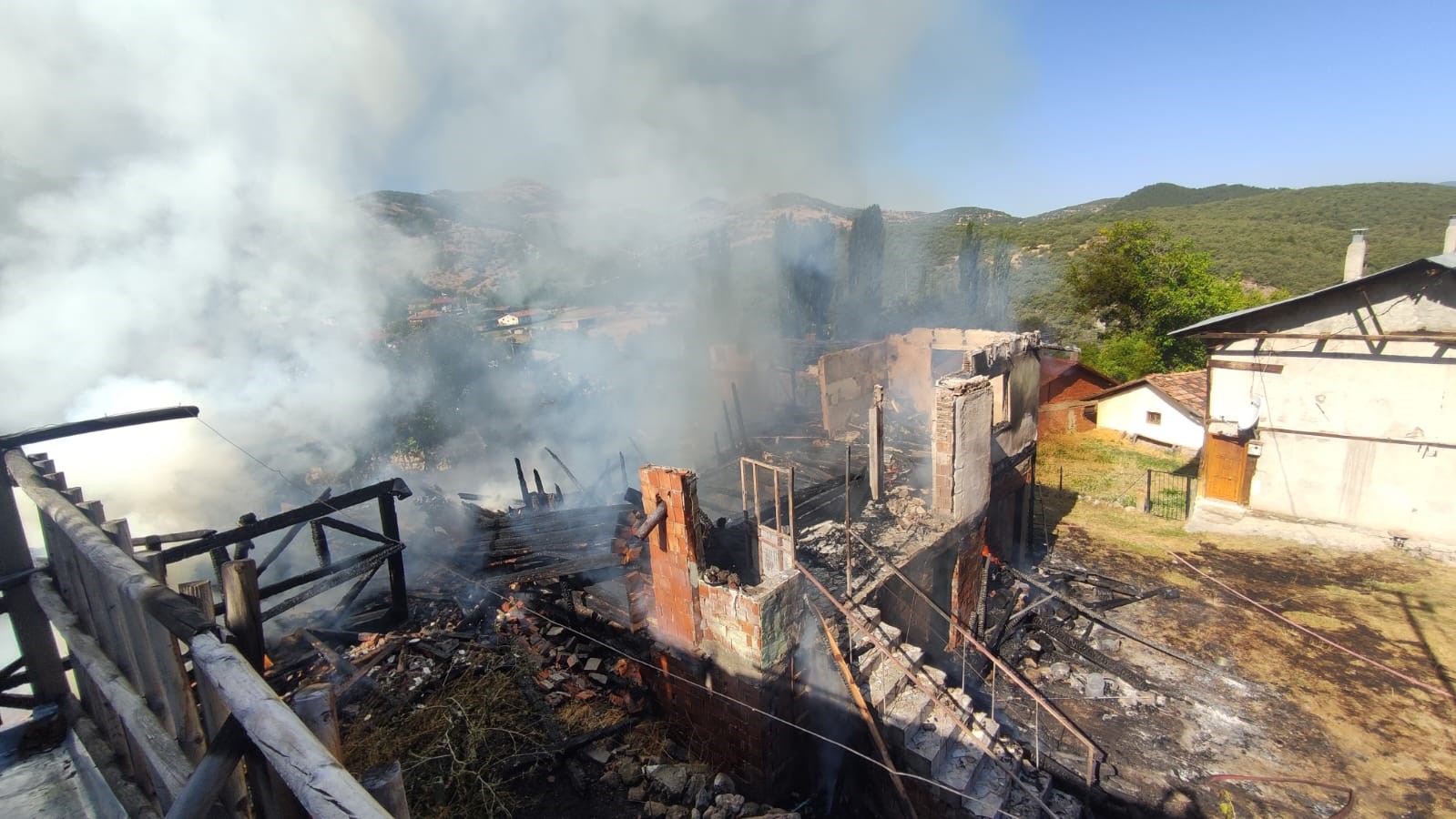 Köyde yangın çıktı, 3 ev küle döndü