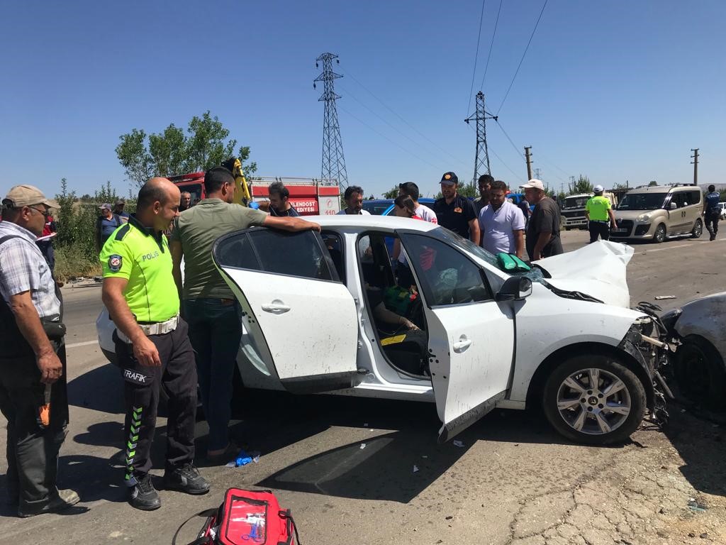 Konya-Isparta yolunda feci kaza: 4 araç birbirine girdi 9 yaralı