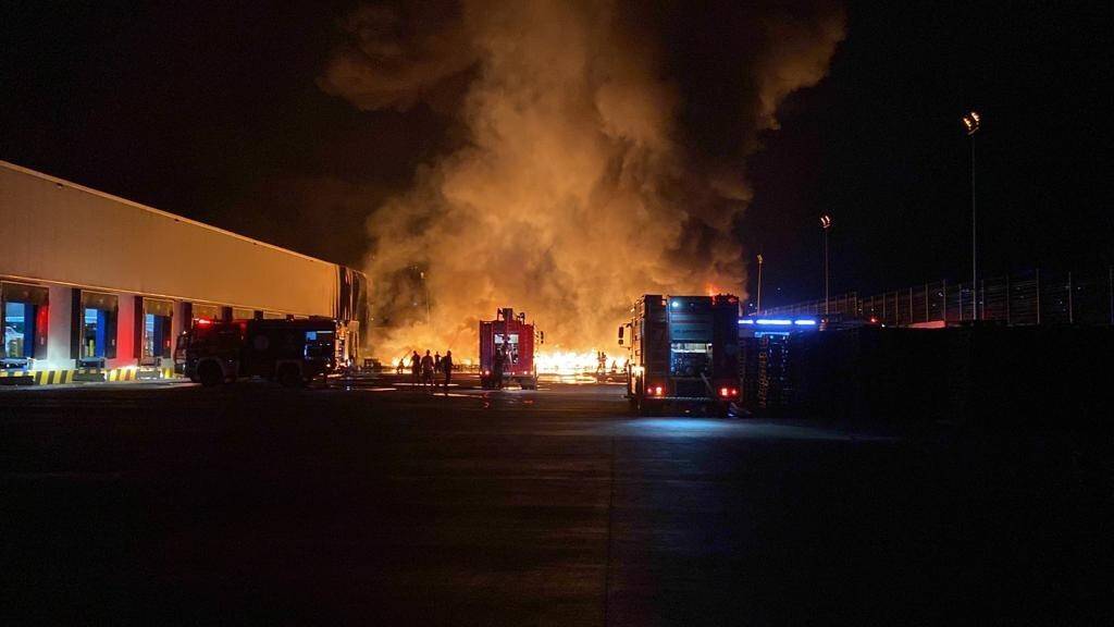 Zincir marketin deposunda büyük yangın