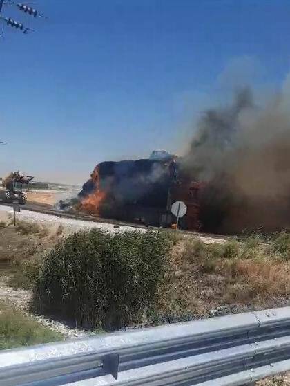 Konya’da tonlarca saman balyası yandı