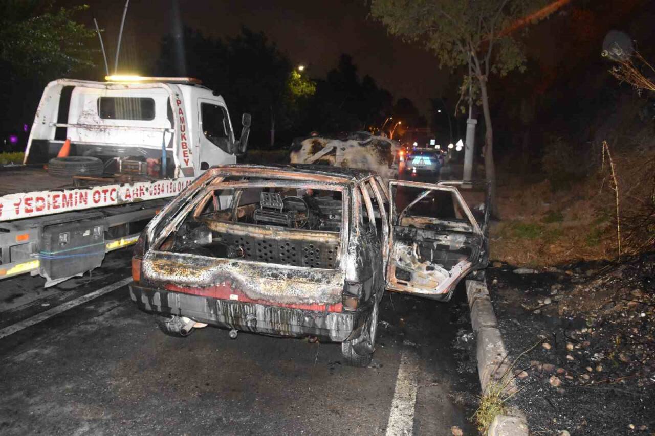 Otomobil alev alev yandı