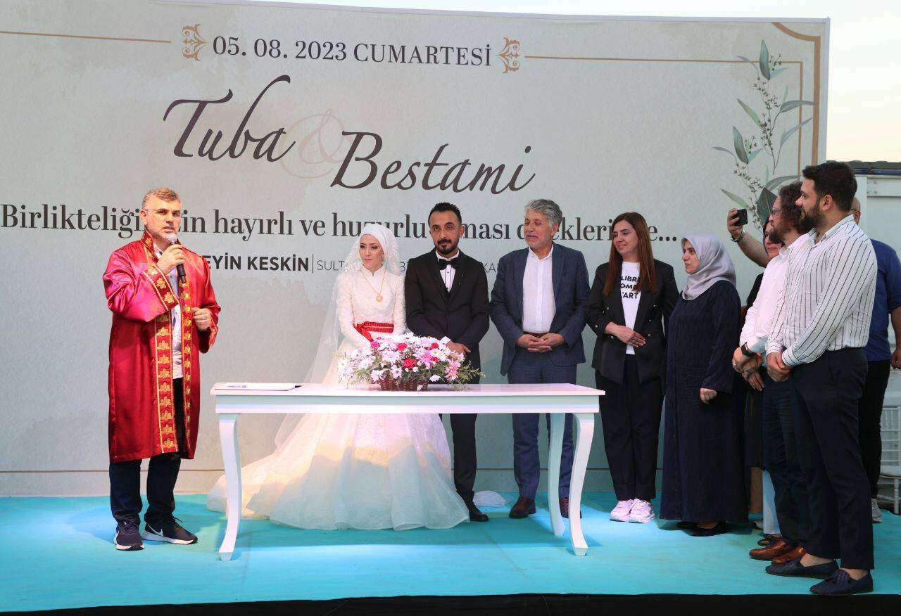 Düğünleri ertelenen depremzede gelin ile damadın nikah töreni konteyner kentte gerçekleşti