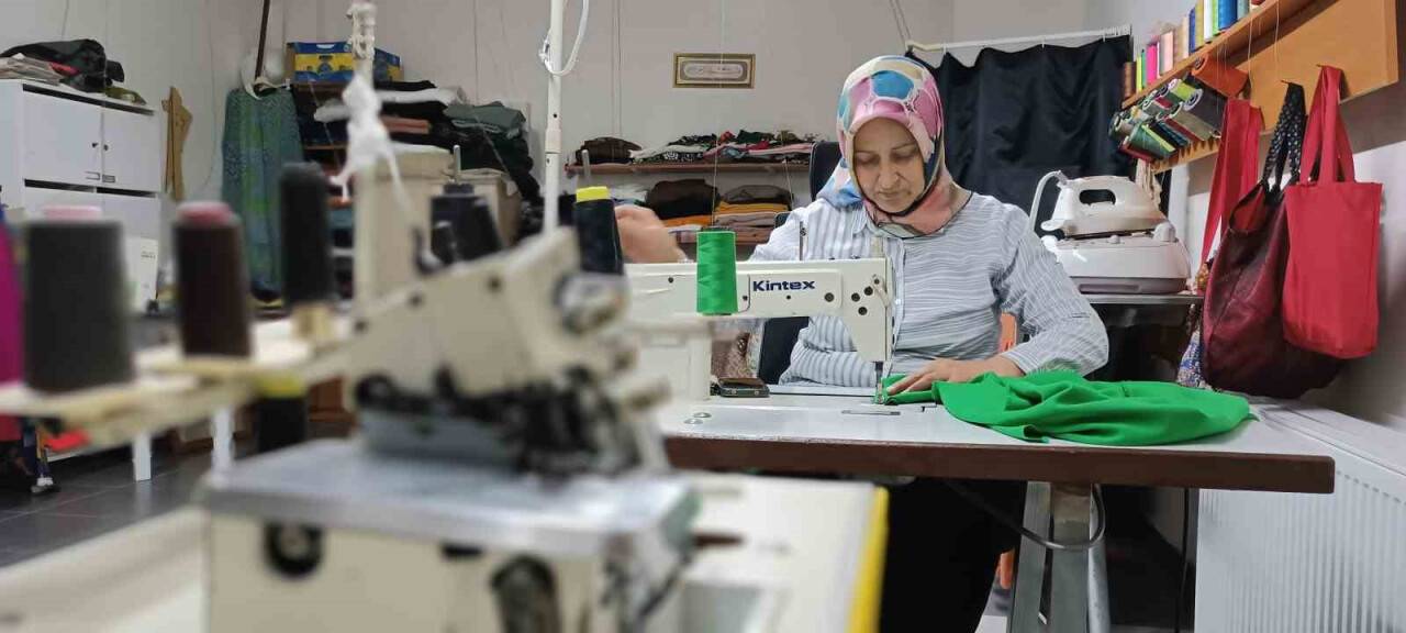 Çocuklarına çeyiz için başladı, 10 yıldır terzilik yapıyor