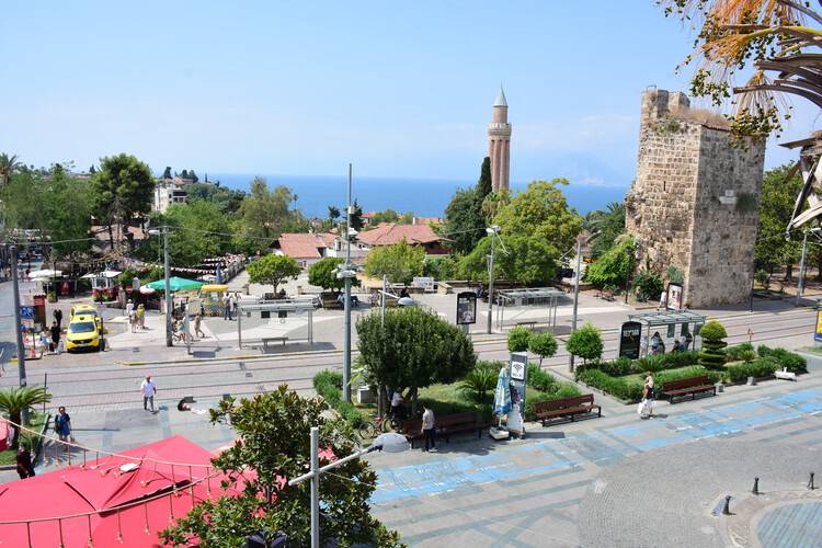 Antalya'da sıcak hava ve nem oranı yüksekliği nedeniyle caddeler boş kaldı