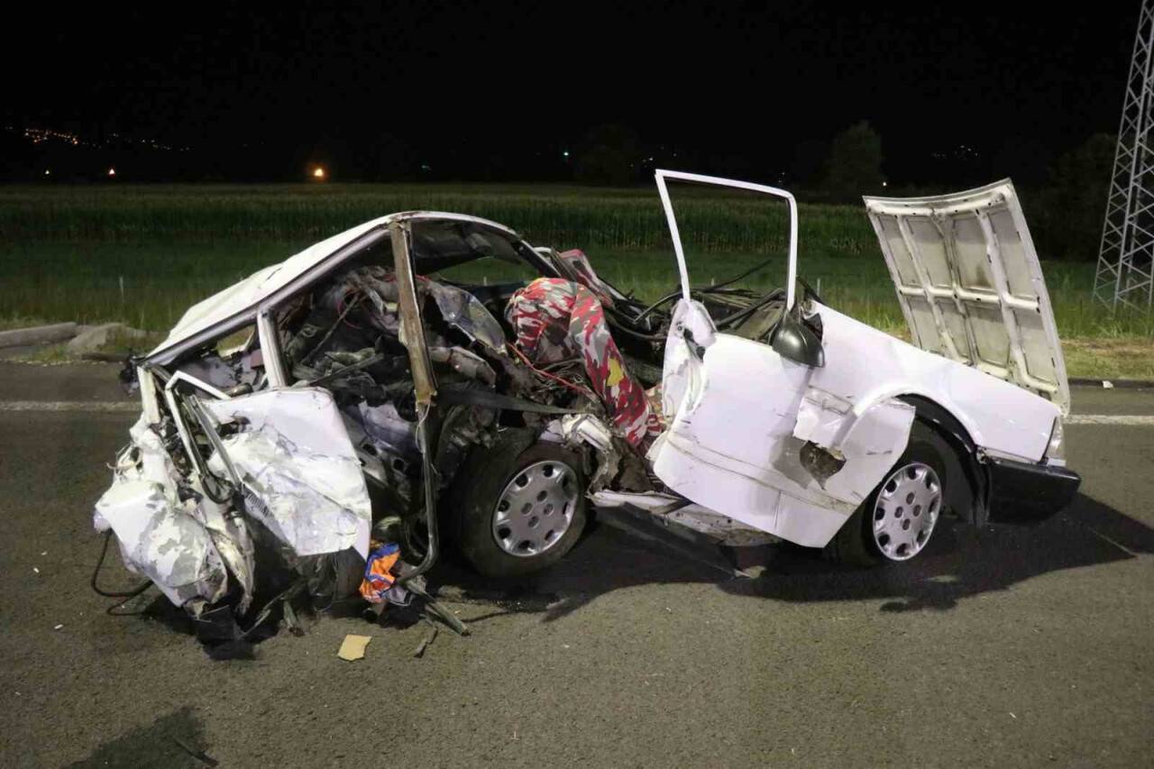 Yolun ortasında bırakılan arızalı otomobil kazaya neden oldu